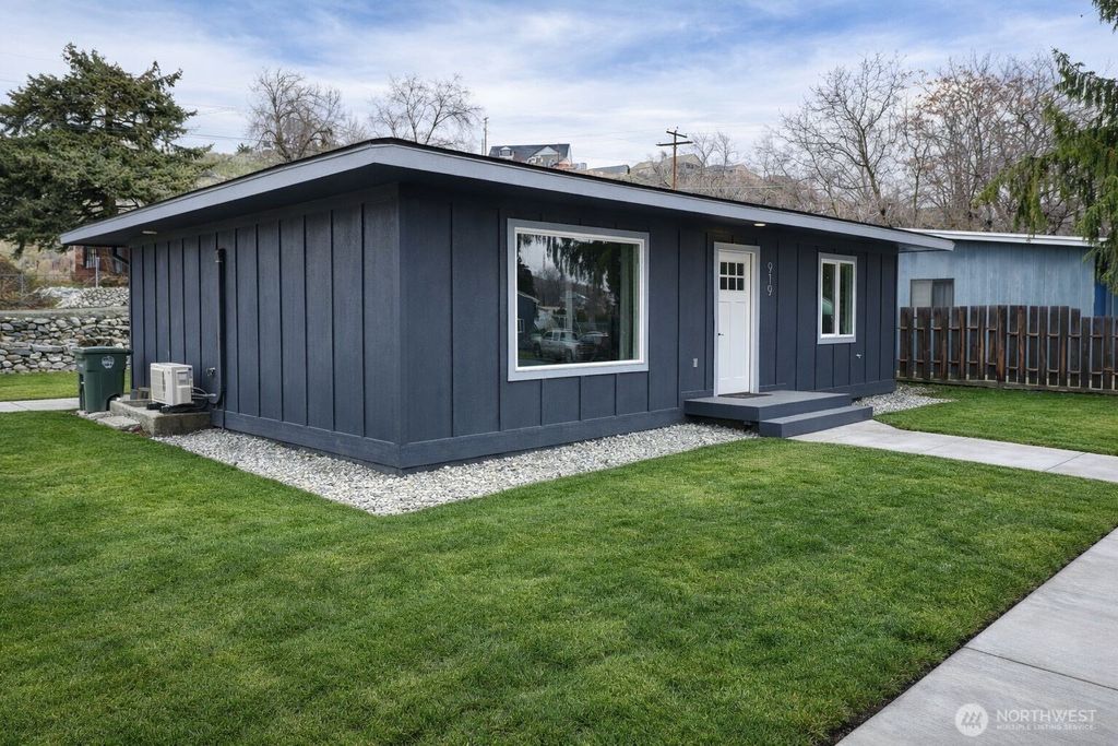 Photo of 919 E Johnson Avenue, Chelan, WA 98816 (MLS # 2470534)