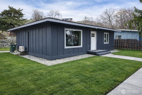 Photo of 919 E Johnson Avenue, Chelan, WA 98816 (MLS # 2470534)