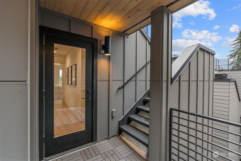 Photo of 1253 NE 100th Street, Seattle, WA 98125 (MLS # 2305622)