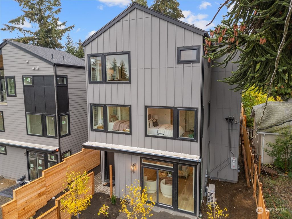 Photo of 1253 NE 100th Street, Seattle, WA 98125 (MLS # 2305622)