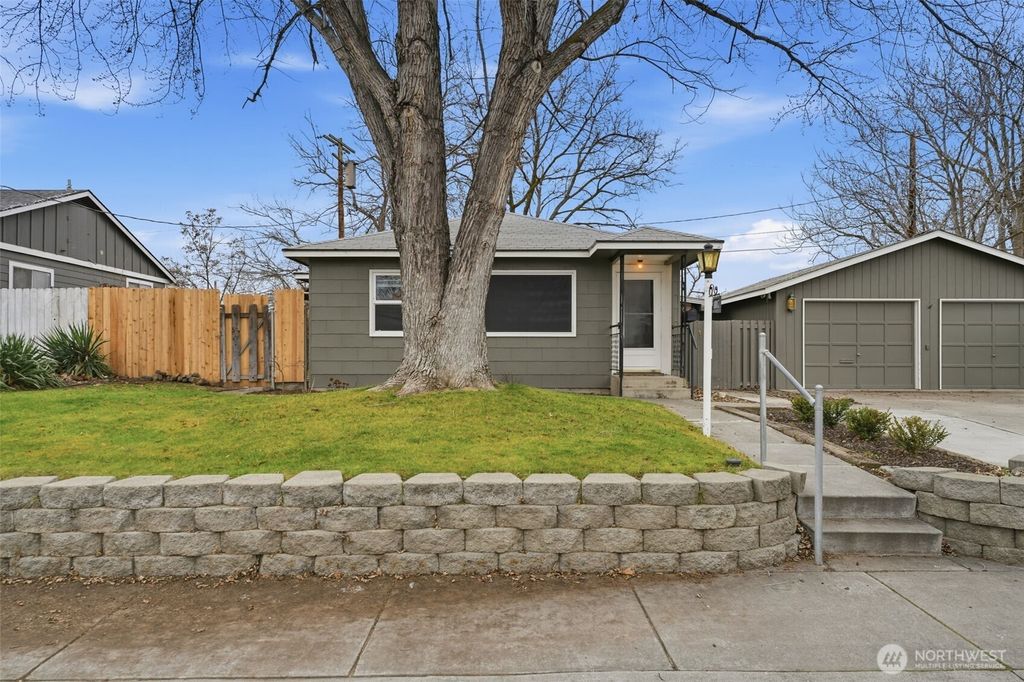 Photo of 1017 Smith Avenue, Richland, WA 99354 (MLS # 2477604)