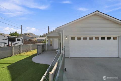 Photo of 760 Sunset Avenue, Wenatchee, WA 98801 (MLS # 2562857)