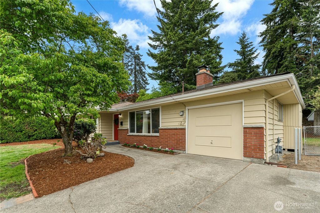 Photo of 804 Lynnwood Avenue NE, Renton, WA 98056 (MLS # 2522646)