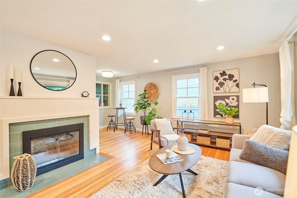Photo of 2038 NE 123rd Street, Seattle, WA 98125 (MLS # 2336398)