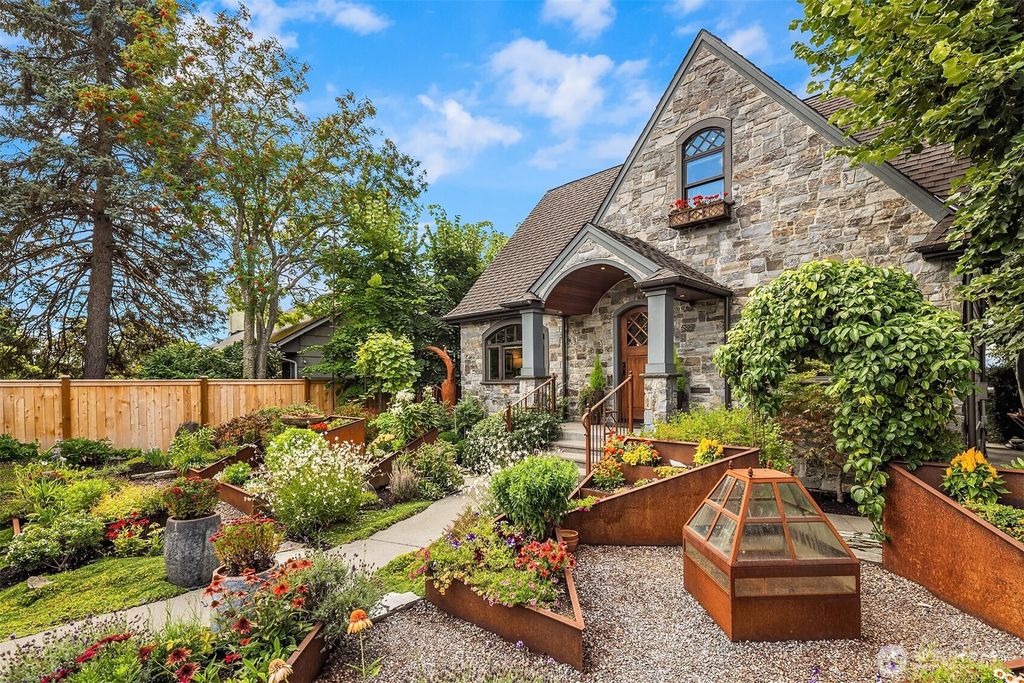 Photo of 2563 W Viewmont Way W, Seattle, WA 98199 (MLS # 2422015)