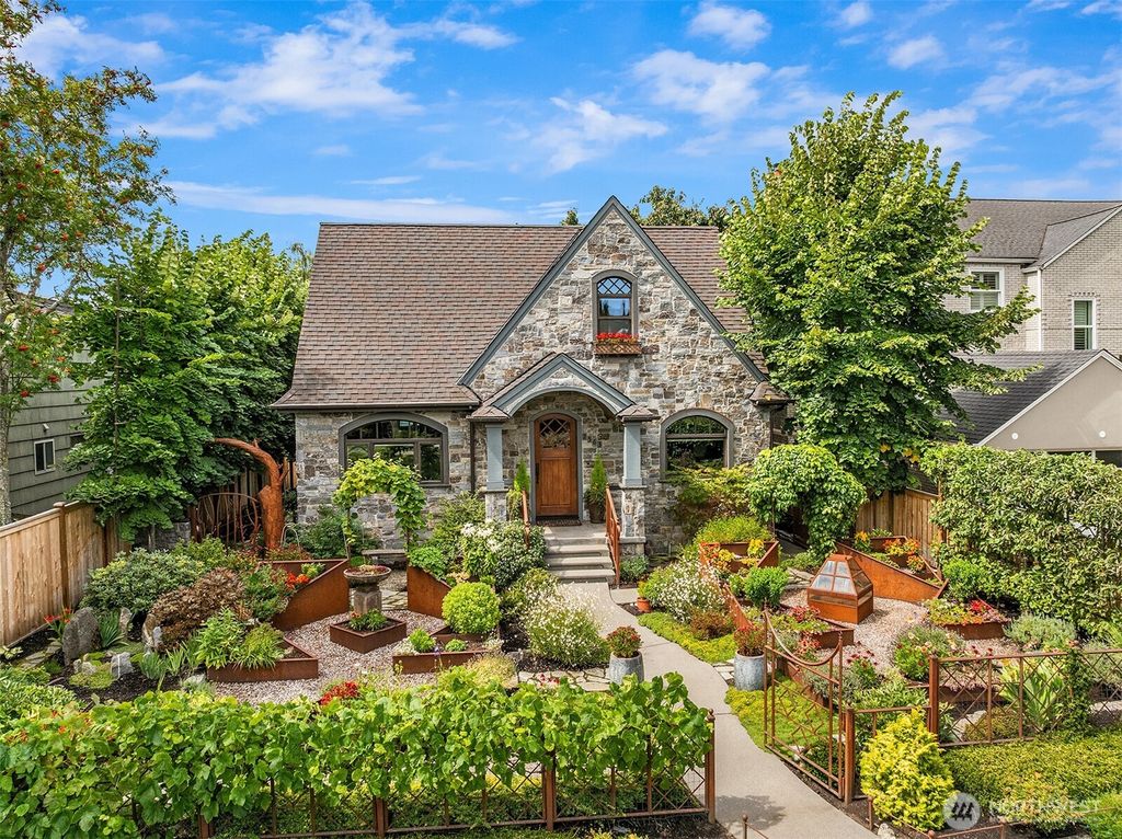 Photo of 2563 W Viewmont Way W, Seattle, WA 98199 (MLS # 2422015)