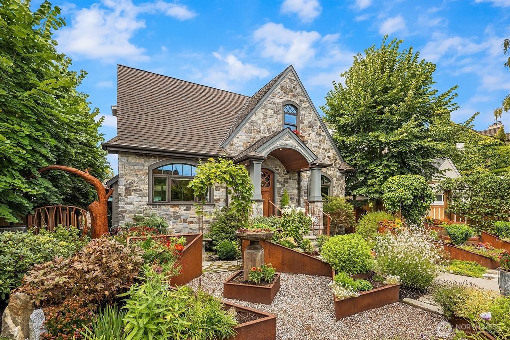 Photo of 2563 W Viewmont Way W, Seattle, WA 98199 (MLS # 2422015)