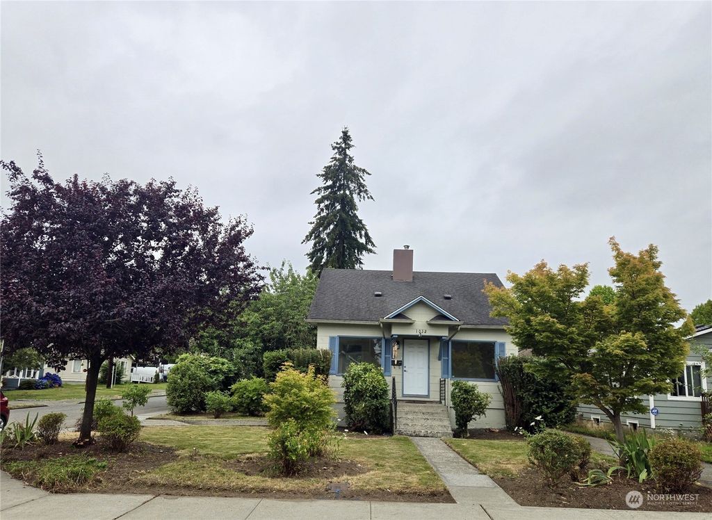 Photo of 1032 Rockefeller Avenue, Everett, WA 98201 (MLS # 2238499)