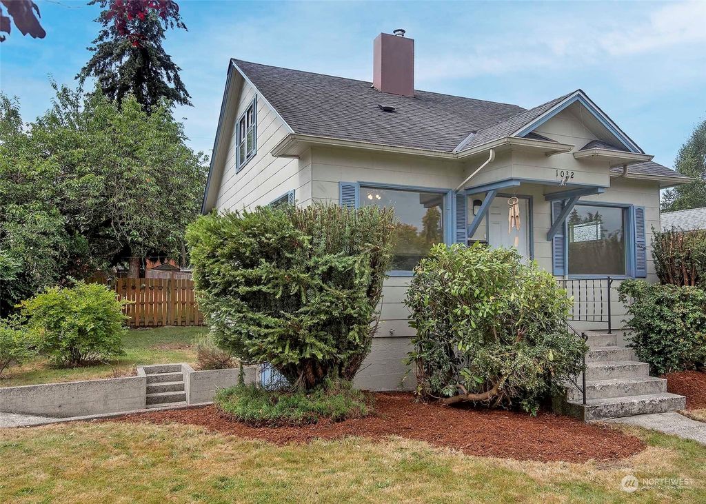 Photo of 1032 Rockefeller Avenue, Everett, WA 98201 (MLS # 2238499)