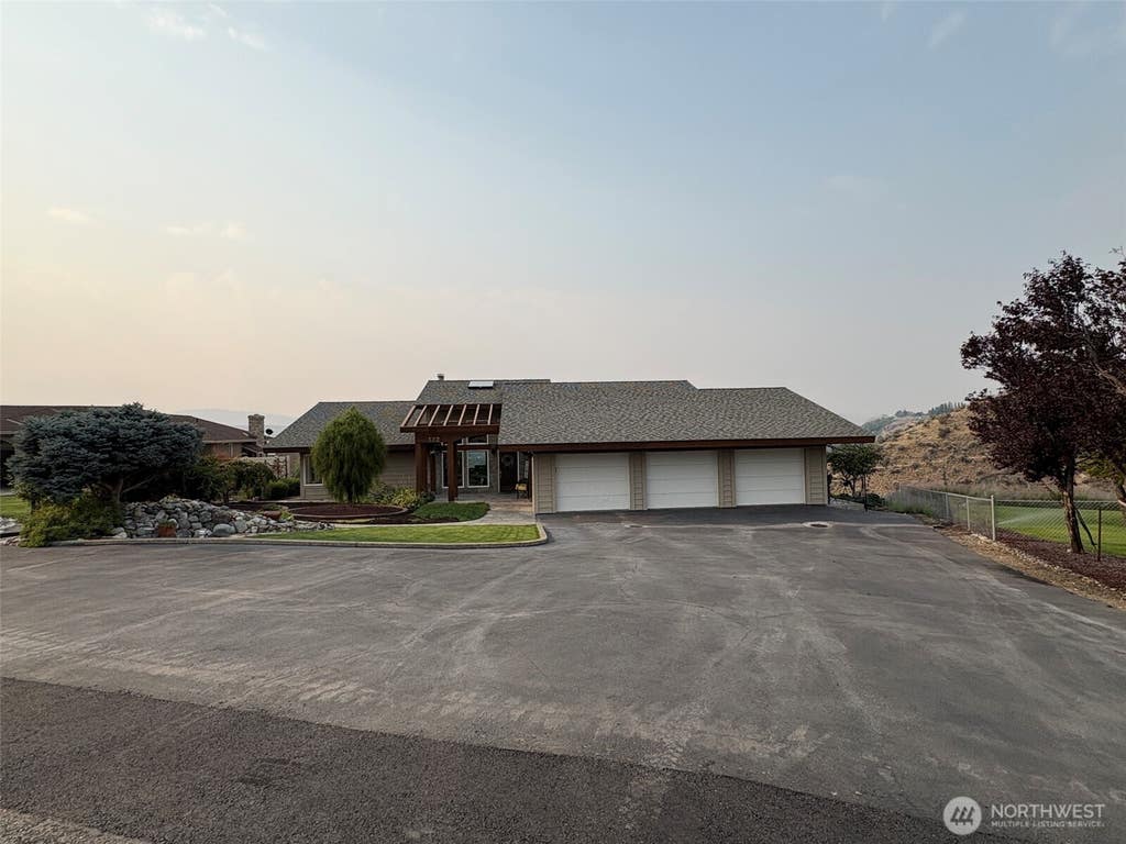 Photo of 522 Hillcrest Circle Drive, Omak, WA 98841 (MLS # 2569735)