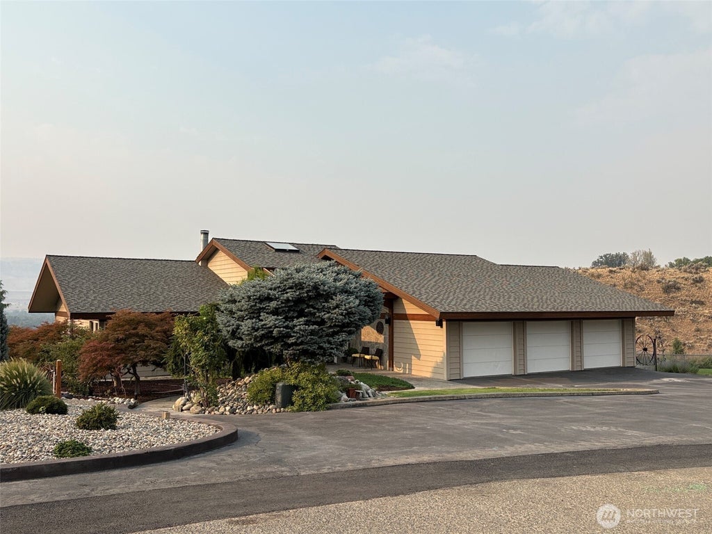 Photo of 522 Hillcrest Circle Drive, Omak, WA 98841 (MLS # 2569735)
