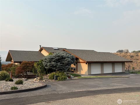 Photo of 522 Hillcrest Circle Drive, Omak, WA 98841 (MLS # 2569735)
