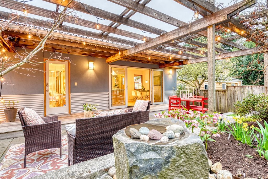 Photo of 5725 36th Avenue NE, Seattle, WA 98105 (MLS # 2050151)