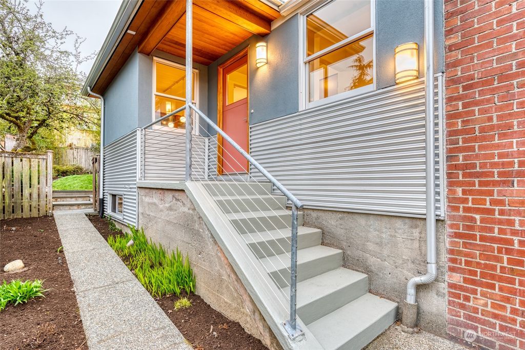 Photo of 5725 36th Avenue NE, Seattle, WA 98105 (MLS # 2050151)