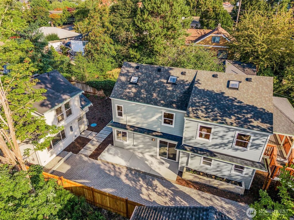 Photo of 9547 Wallingford Avenue N, Seattle, WA 98103 (MLS # 2434449)