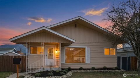 Photo of 107 W 2nd Street, Cle Elum, WA 98922 (MLS # 2498513)