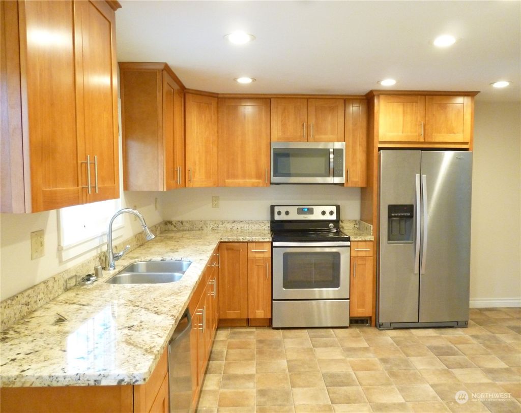 Photo of 826 S 200th Street, Des Moines, WA 98198 (MLS # 2068031)