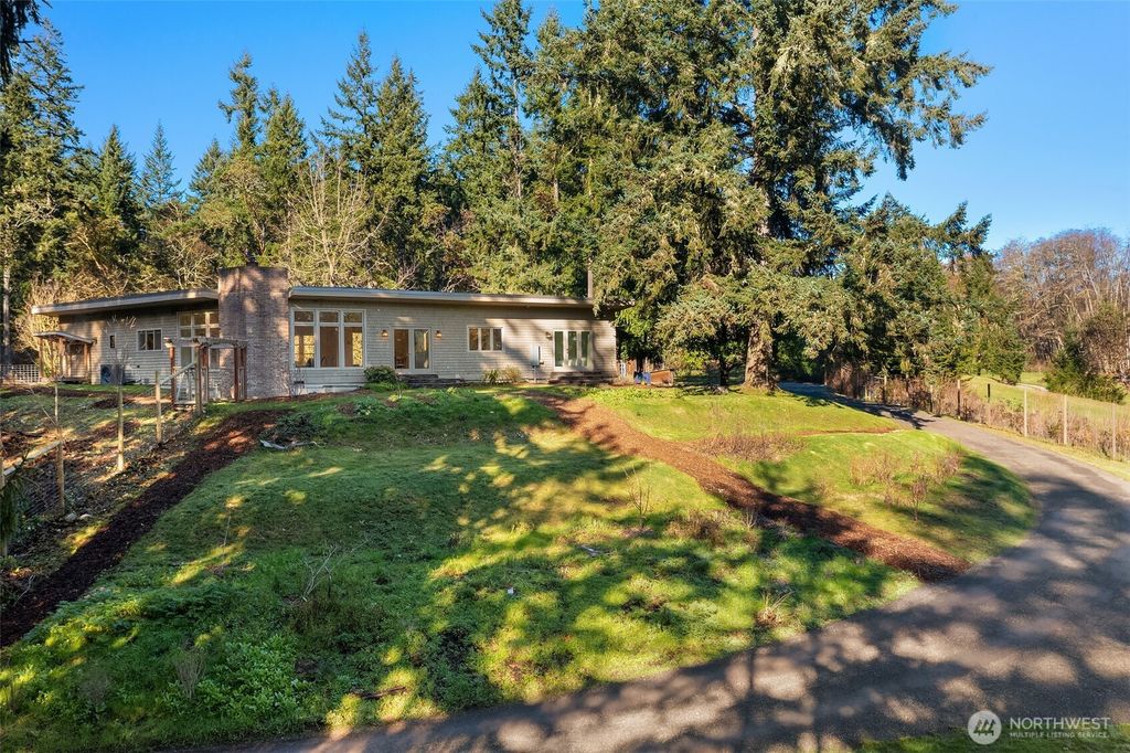 Photo of 11918 SW 236th St St, Vashon, WA 98070 (MLS # 2479095)