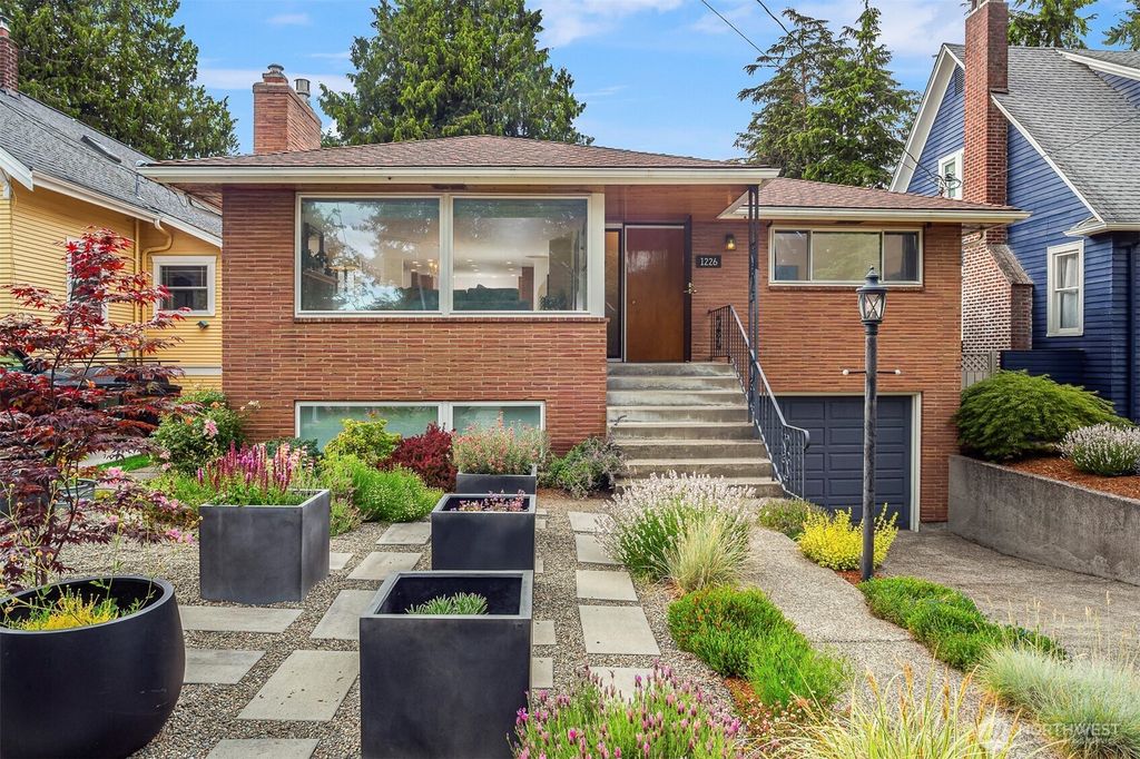 Photo of 1226 NE 89th St St, Seattle, WA 98115 (MLS # 2386331)