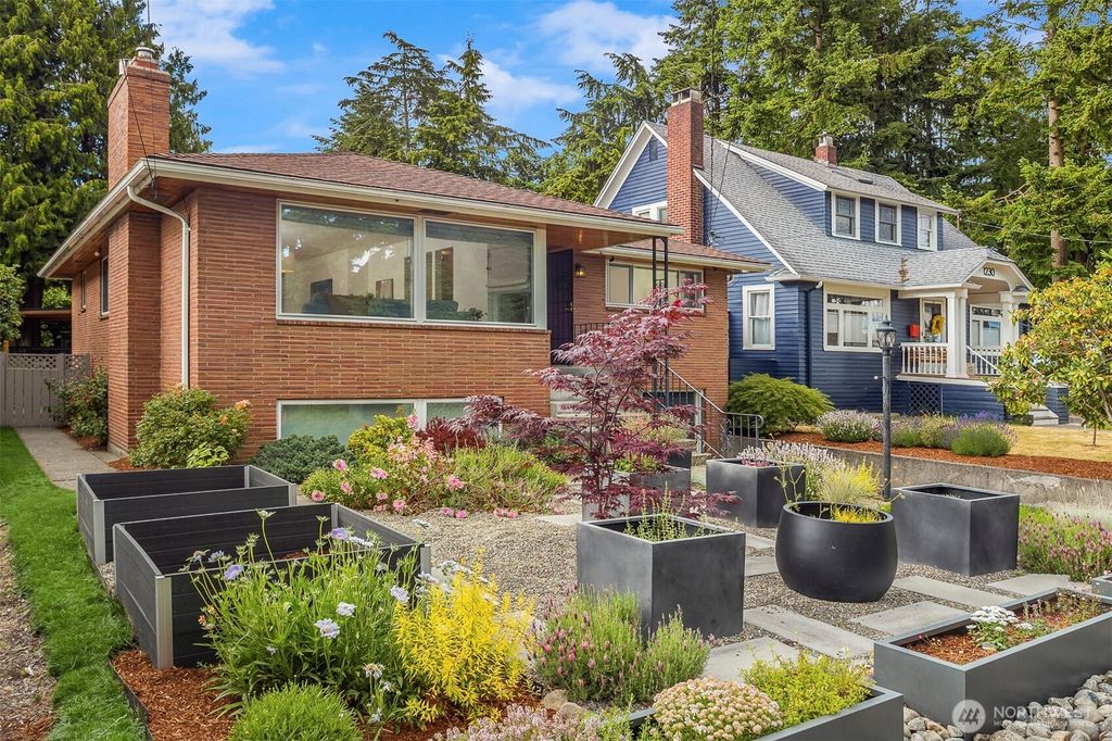 Photo of 1226 NE 89th St St, Seattle, WA 98115 (MLS # 2386331)