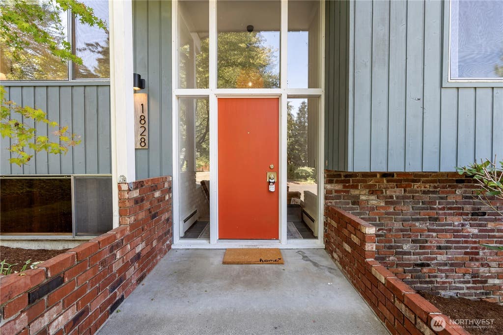 Photo of 1828 Lakewood Circle SE, Olympia, WA 98501 (MLS # 2562179)