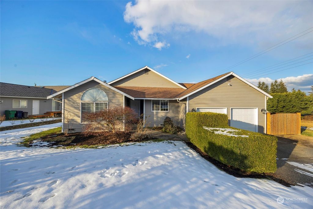 Photo of 4527 127th Place SE, Everett, WA 98208 (MLS # 2331728)