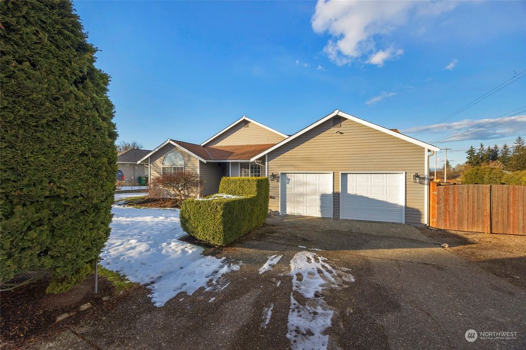 Photo of 4527 127th Place SE, Everett, WA 98208 (MLS # 2331728)