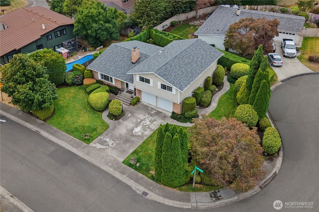 Photo of 32125 27th Avenue SW, Federal Way, WA 98023 (MLS # 2578199)