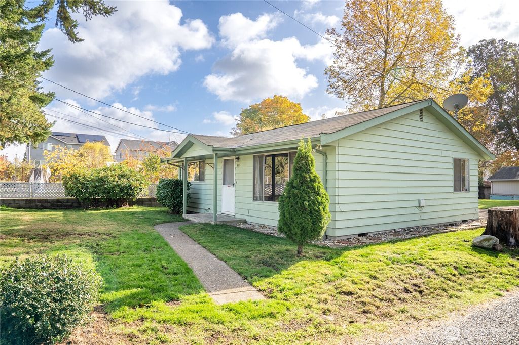 Photo of 615 SW 124th Street, Seattle, WA 98146 (MLS # 2451844)