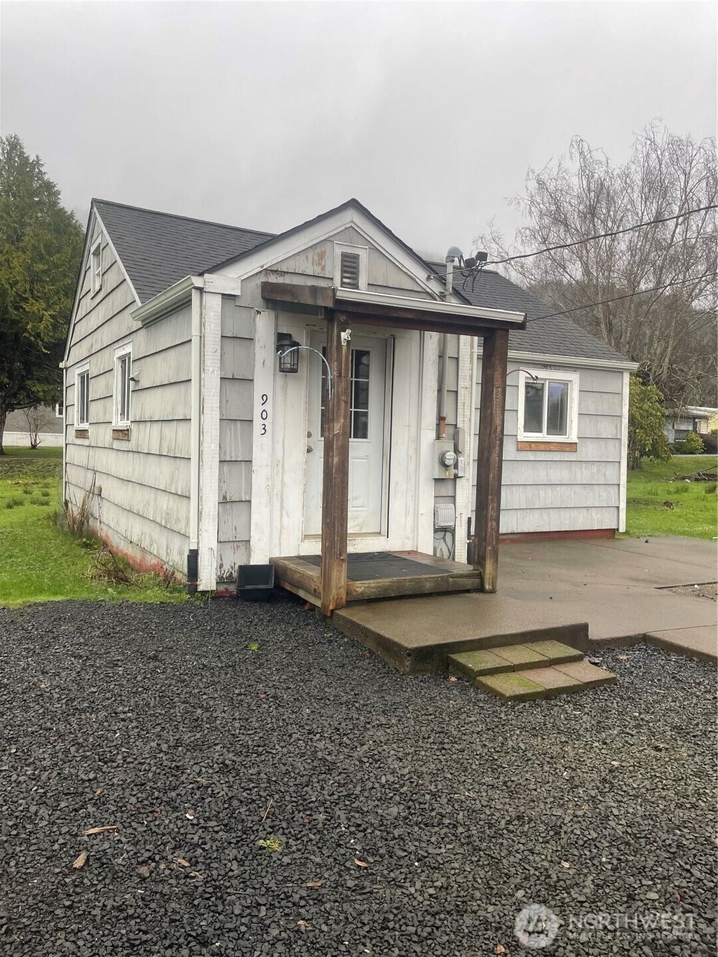 Photo of 903 Howard Street, Raymond, WA 98577 (MLS # 2467785)