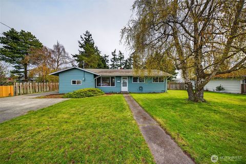 Photo of 920 SW Bowmer St St, Oak Harbor, WA 98277 (MLS # 2498955)