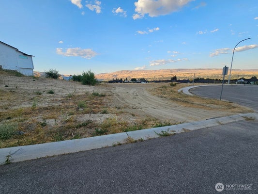 974 SPRING MOUNTAIN DR, WENATCHEE, WA 98801 - Image 7a7bbc109dde623aa47c988d901d020e/1293086465
