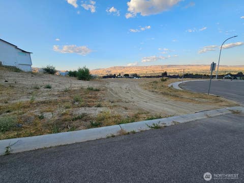 Photo of 974 Spring Mountain Drive, Wenatchee, WA 98801 (MLS # 2560119)