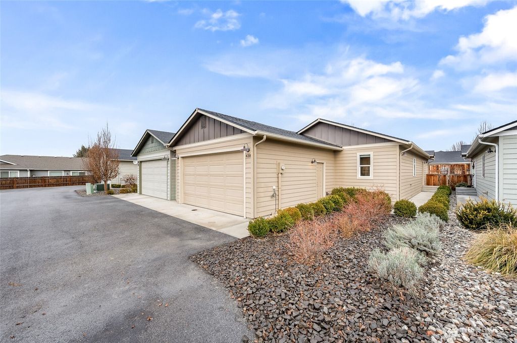 Photo of 438 S Kansas Loop, East Wenatchee, WA 98802 (MLS # 2467689)
