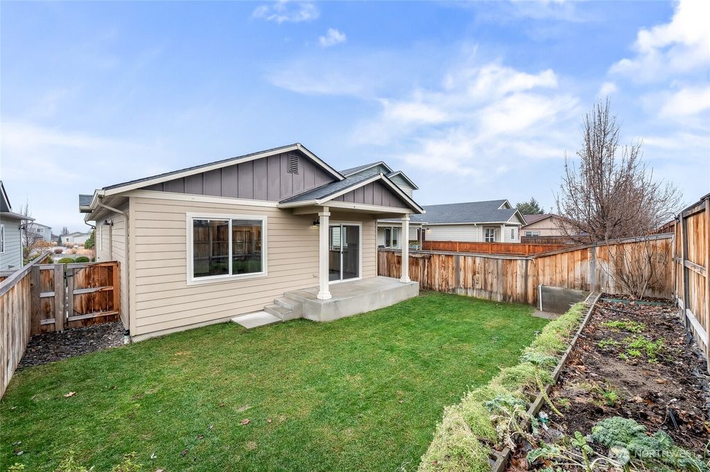 Photo of 438 S Kansas Loop, East Wenatchee, WA 98802 (MLS # 2467689)