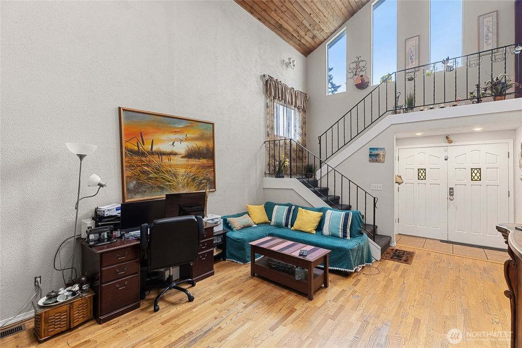 Photo of 7339 NE 140th Street, Kirkland, WA 98034 (MLS # 2476640)