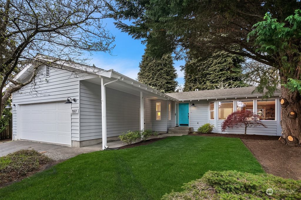 Photo of 1517 3rd Place, Kirkland, WA 98033 (MLS # 2217411)