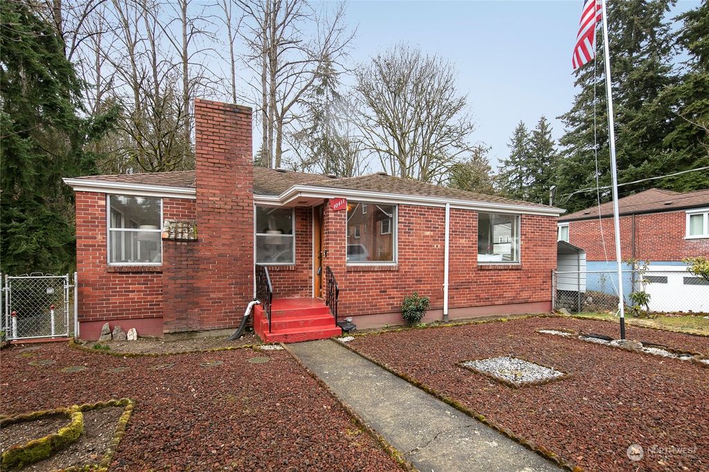 Photo of 10411 17th Avenue NE, Seattle, WA 98125 (MLS # 2044345)