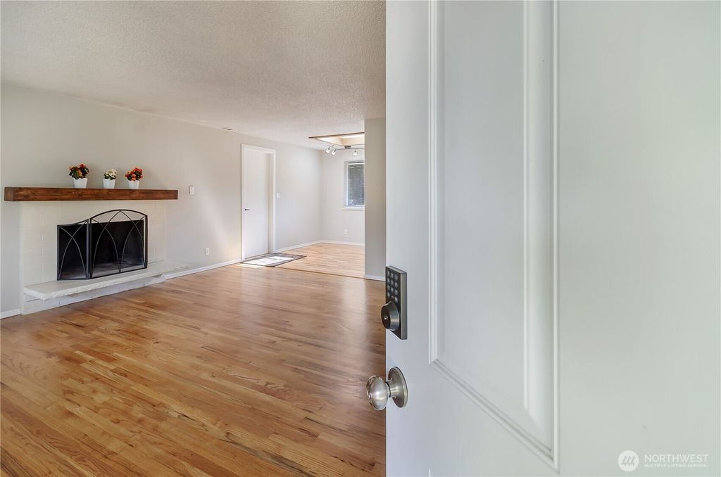 Photo of 30004 5th Avenue SW, Federal Way, WA 98023 (MLS # 2393195)