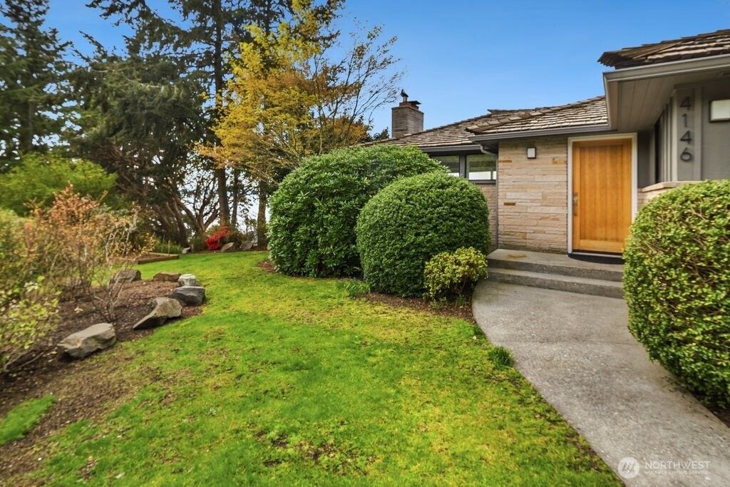 Photo of 4146 SW Arroyo Drive, Seattle, WA 98146 (MLS # 2498981)