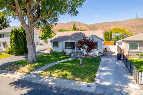 Photo of 1017 SW C Street, Ephrata, WA 98823 (MLS # 2523934)