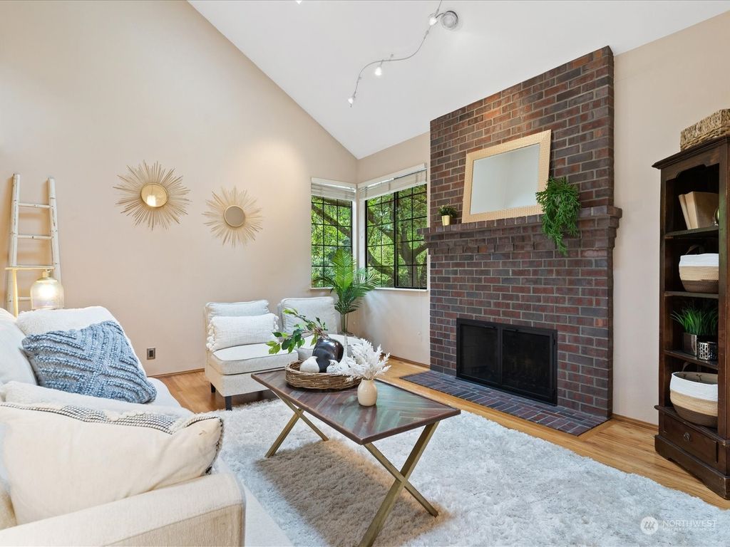 Photo of 10621 SE 30th Street, Bellevue, WA 98004 (MLS # 2173407)