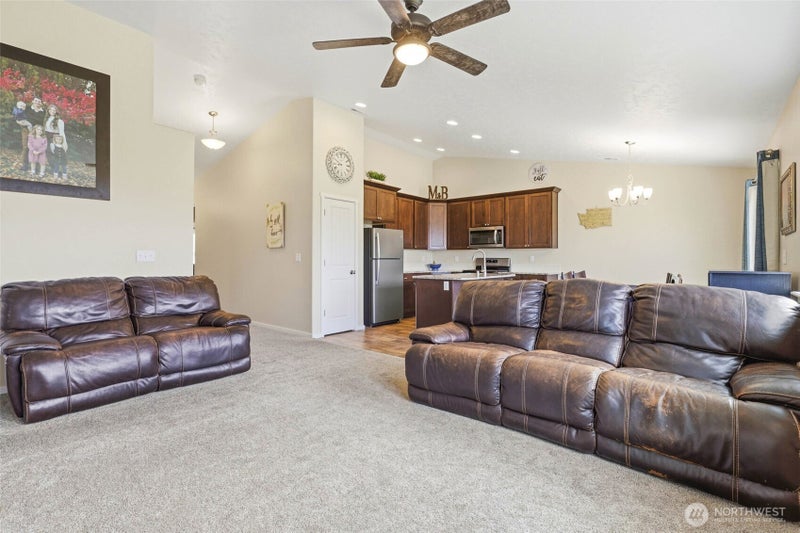 6212 Ramus Ln