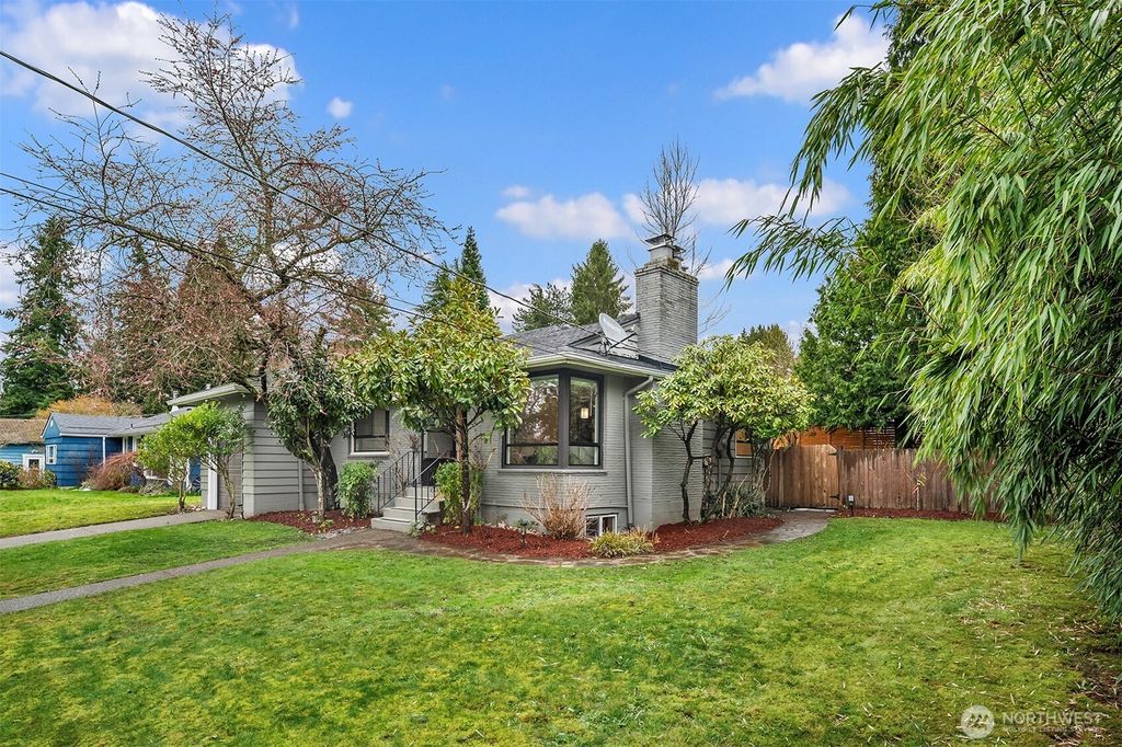 Photo of 11340 Alton Avenue NE, Seattle, WA 98125 (MLS # 2492982)