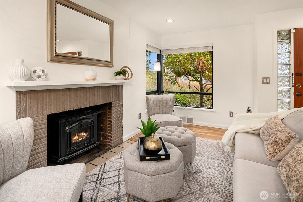 Photo of 11340 Alton Avenue NE, Seattle, WA 98125 (MLS # 2492982)