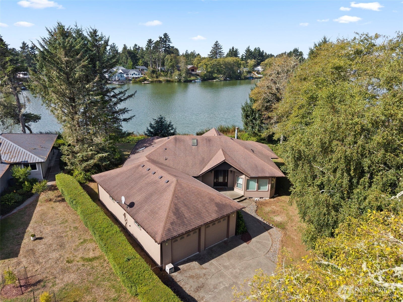 748 Kingfisher Court SE