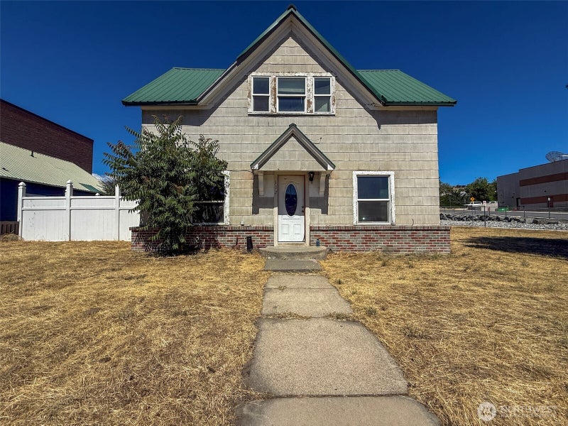 112 3rd Avenue S