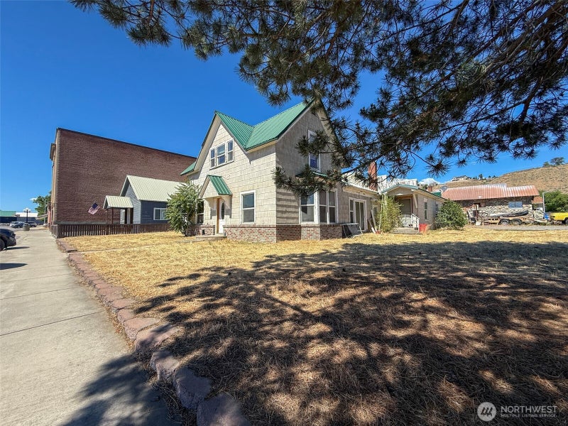112 3rd Avenue S