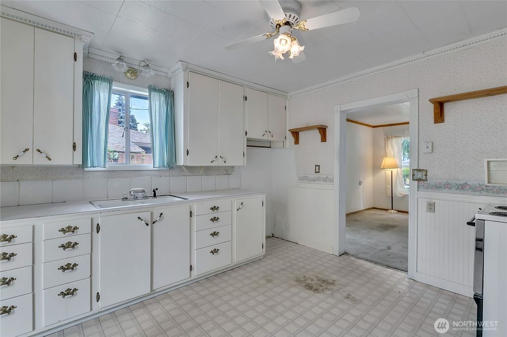 Photo of 2209 S Talbot Road, Renton, WA 98055 (MLS # 2392570)