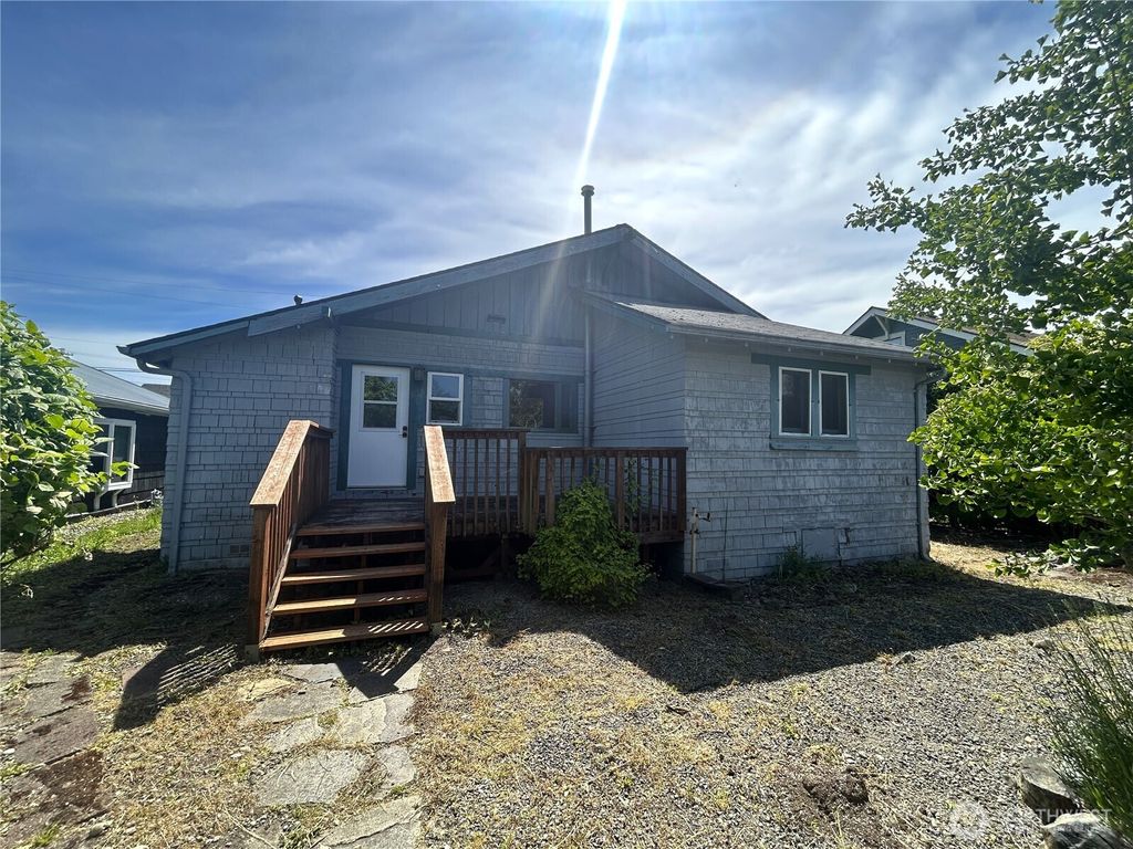 Photo of 725 Euclid Way, Centralia, WA 98531 (MLS # 2554719)